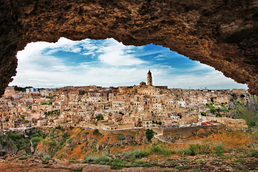 I Sassi di Matera visti dall'interno di una grotta