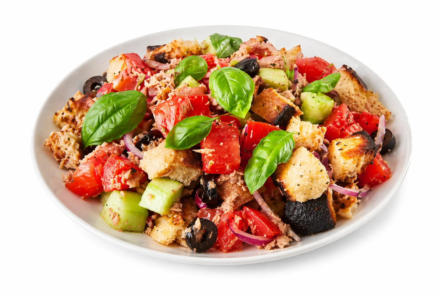 Piatto di cialledda materana con pane raffermo, pomodori, cetrioli, cipolla rossa, basilico fresco, origano e olio extravergine d’oliva su sfondo bianco.