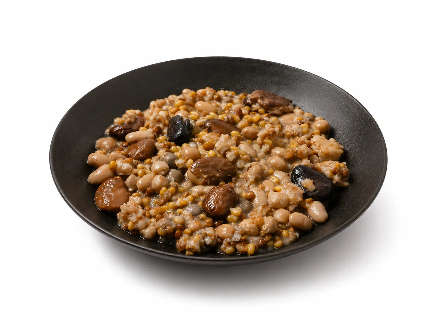 Piatto di crapiata materana con legumi e cereali misti in ciotola nera su sfondo bianco.